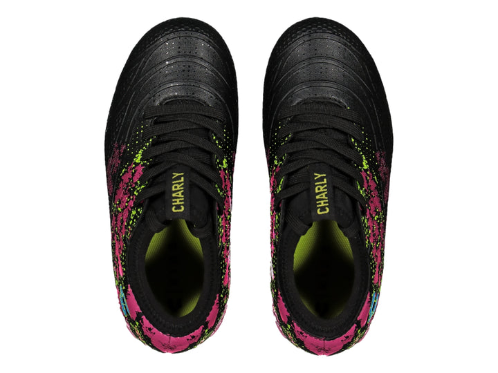 Zapato de fútbol Charly color negro con patrones fucsia y suela fucsia con tacos amarillo neón.