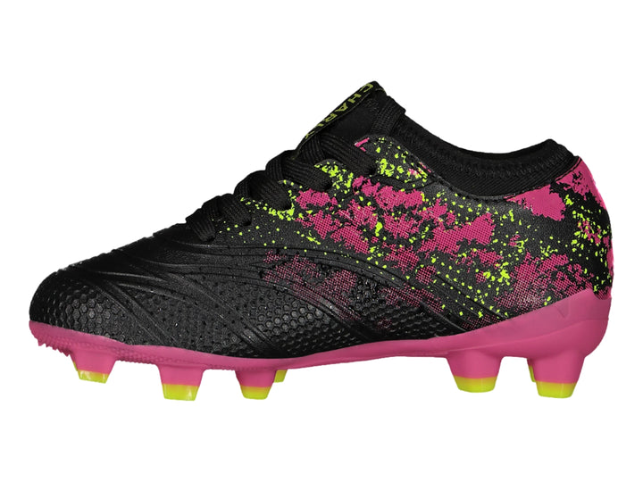 Zapato de fútbol Charly color negro con patrones fucsia y suela fucsia con tacos amarillo neón.