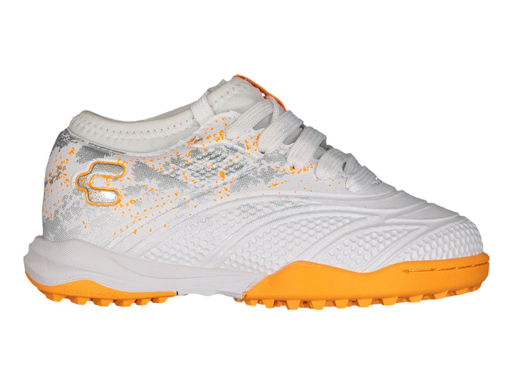 Calzado de fútbol Charly en color blanco con suela naranja y detalles decorativos plateados.