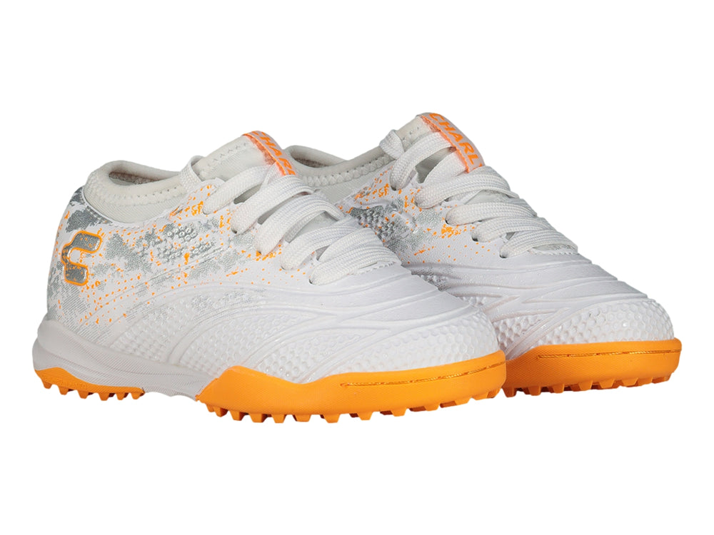 Calzado de fútbol Charly en color blanco con suela naranja y detalles decorativos plateados.