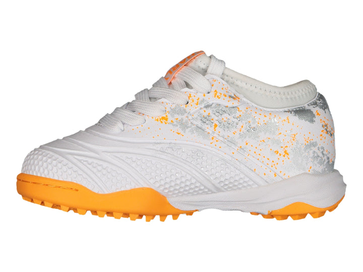 Calzado de fútbol Charly en color blanco con suela naranja y detalles decorativos plateados.
