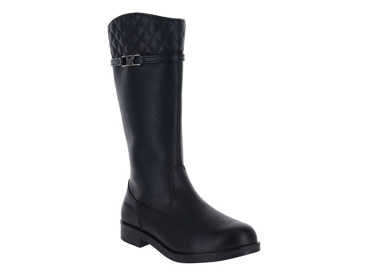 Bota alta de color negro con detalle acolchado en la parte superior y hebilla metálica.
