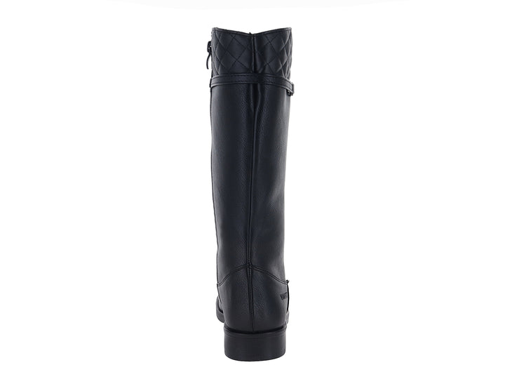 Bota alta de color negro con detalle acolchado en la parte superior y hebilla metálica.