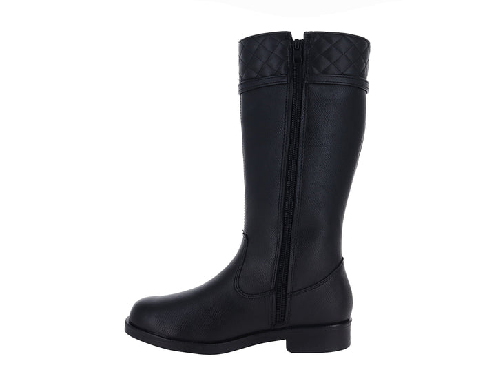 Bota alta de color negro con detalle acolchado en la parte superior y hebilla metálica.