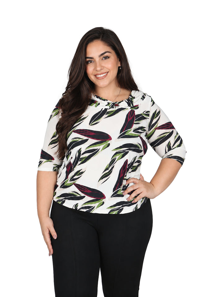 Blusa blanca de manga corta con estampado de hojas en tonos verdes y negros.