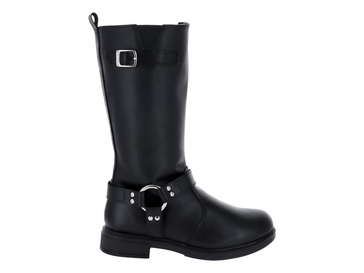 Bota negra de caña media con hebillas plateadas y suela plana.