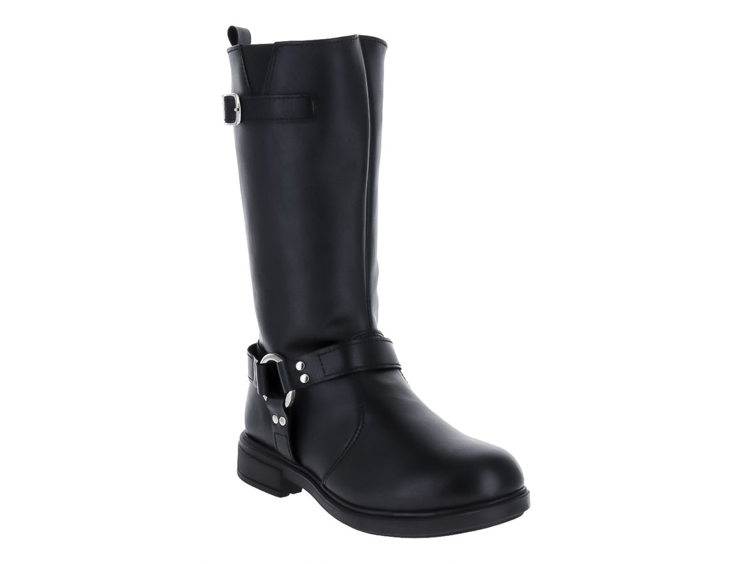 Bota negra de caña media con hebillas plateadas y suela plana.