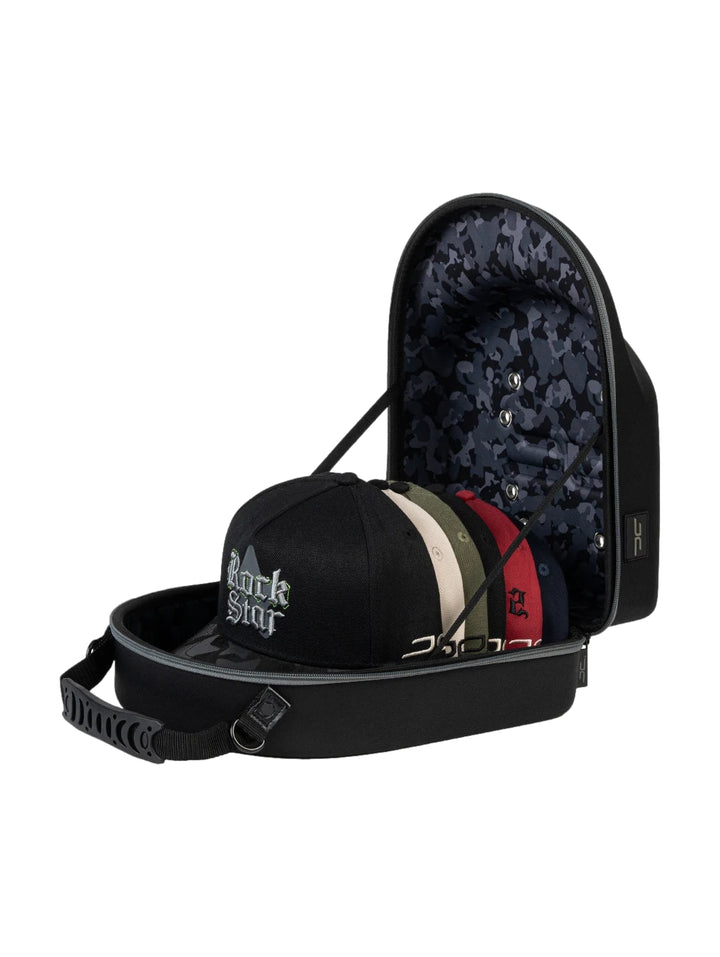Transportador de gorras JC HATS color negro con asa y correa desmontable.