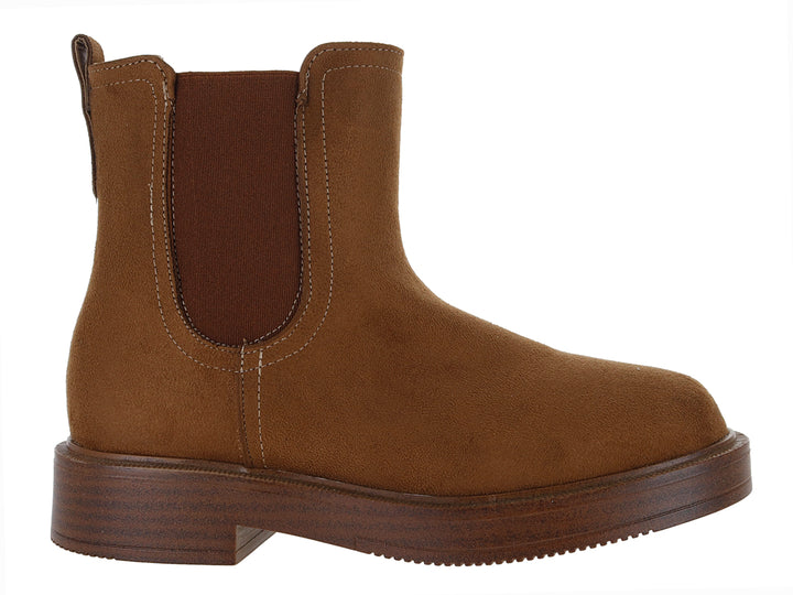 Botas estilo Chelsea de gamuza color camel con panel elástico lateral y suela marrón.