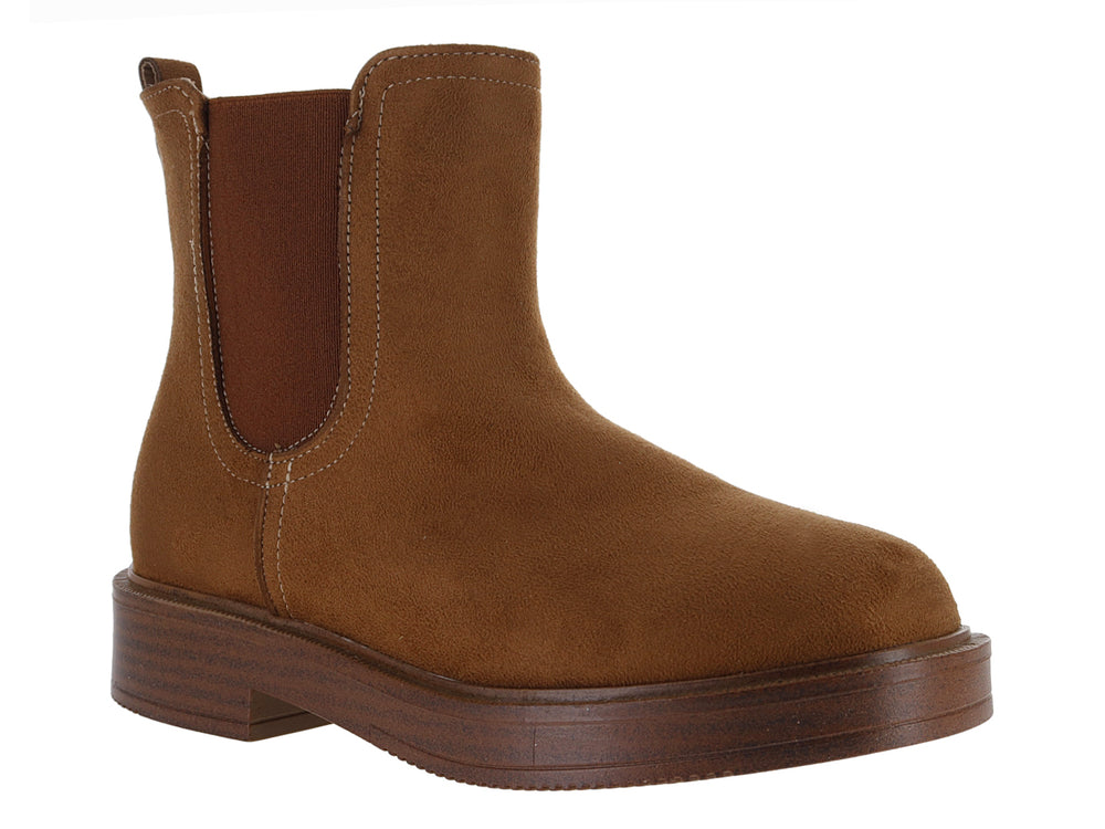 Botas estilo Chelsea de gamuza color camel con panel elástico lateral y suela marrón.