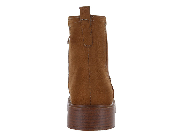 Botas estilo Chelsea de gamuza color camel con panel elástico lateral y suela marrón.
