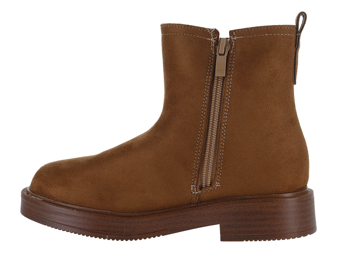 Botas estilo Chelsea de gamuza color camel con panel elástico lateral y suela marrón.