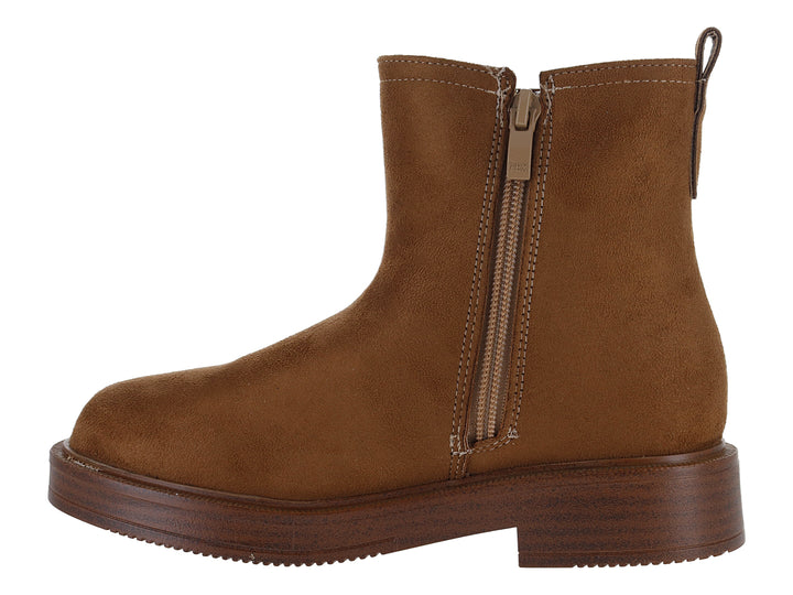 Botas estilo Chelsea de gamuza color camel con panel elástico lateral y suela marrón.