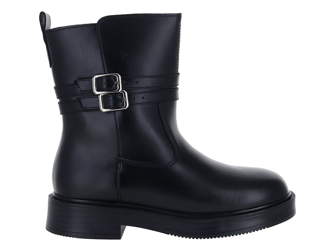 Bota negra de cuero con suela de plataforma y dos hebillas metálicas laterales.