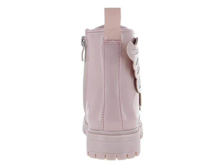 Bota infantil rosa brillante con adornos de alas laterales y suela gruesa.