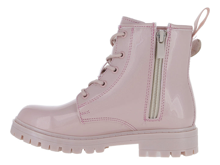 Bota infantil rosa brillante con adornos de alas laterales y suela gruesa.