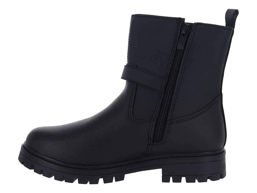 Bota negra de material sintético con suela track y dos hebillas decorativas laterales.