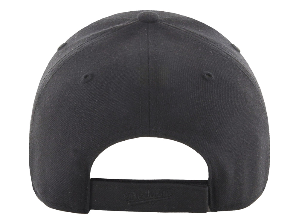 Gorra de béisbol color negro con logotipo LA bordado en el mismo tono.