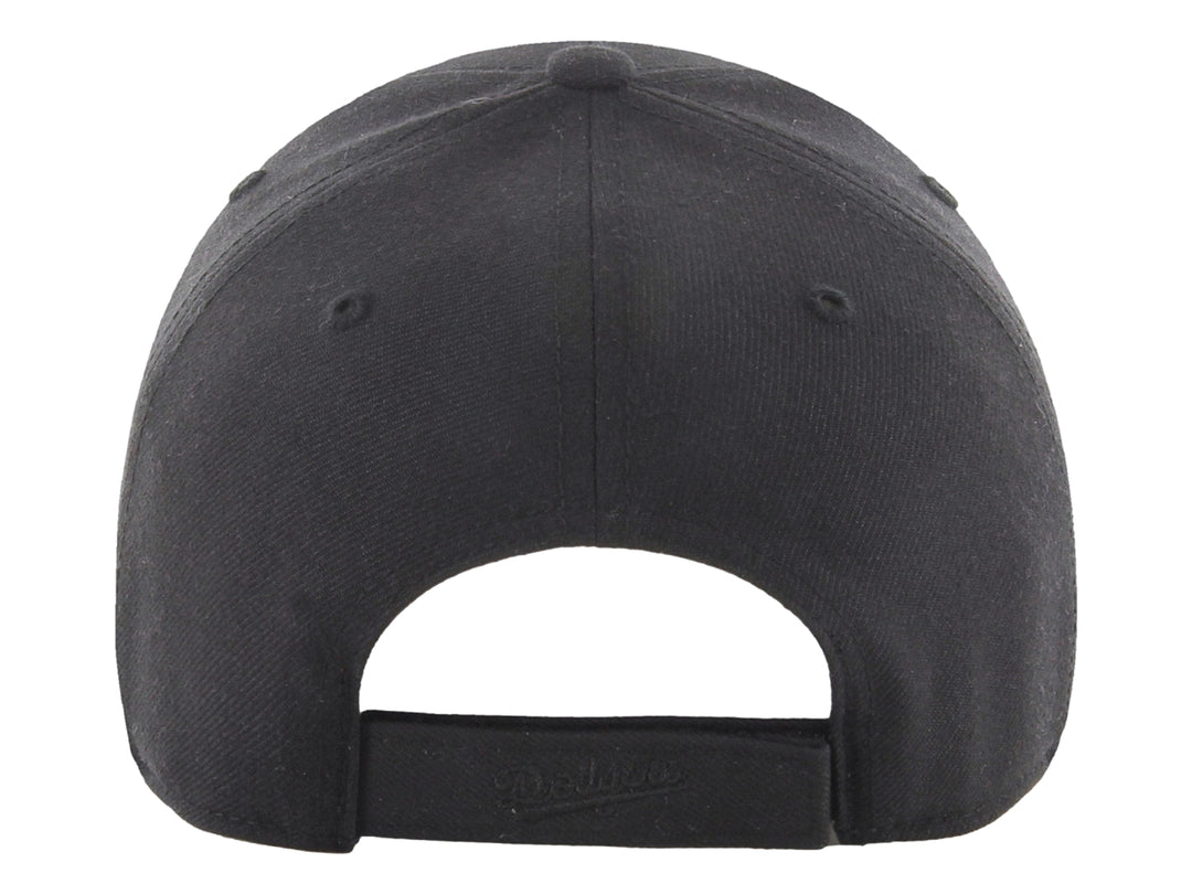 Gorra de béisbol color negro con logotipo LA bordado en el mismo tono.