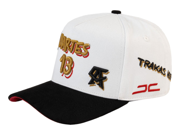 Gorra JC Hats blanca con visera negra y detalles bordados en dorado, negro y rojo.