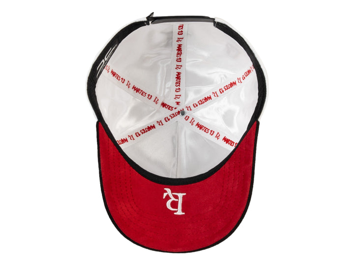 Gorra JC Hats blanca con visera negra y detalles bordados en dorado, negro y rojo.