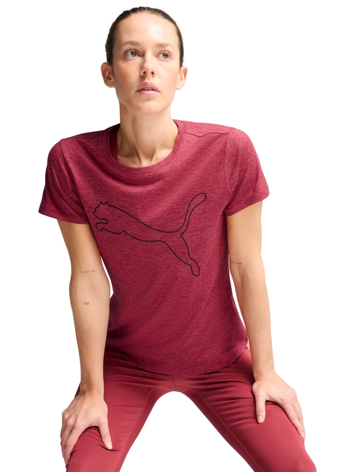 Mujer vistiendo playera deportiva PUMA color guinda jaspeado con logo en el pecho.