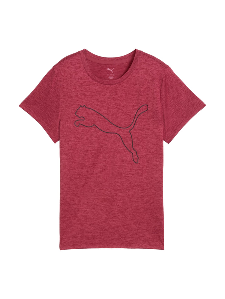 Mujer vistiendo playera deportiva PUMA color guinda jaspeado con logo en el pecho.