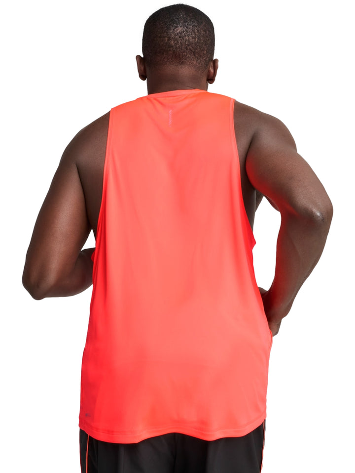 Hombre vistiendo una camiseta deportiva sin mangas PUMA en color rojo brillante sobre fondo blanco.
