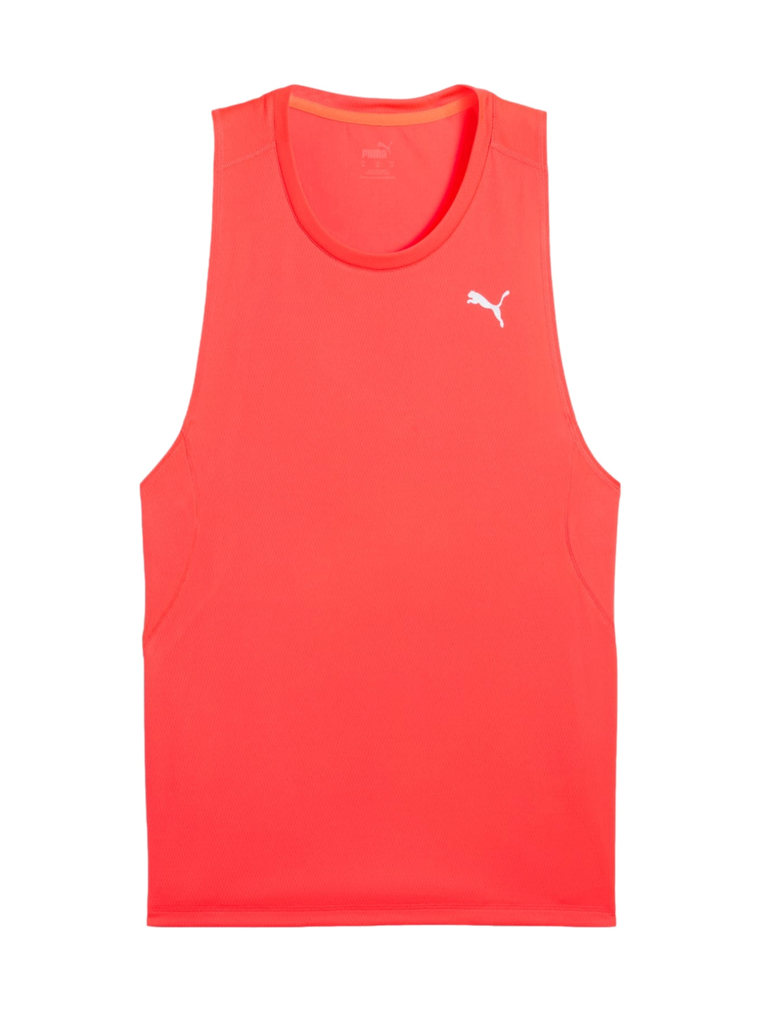 Hombre vistiendo una camiseta deportiva sin mangas PUMA en color rojo brillante sobre fondo blanco.