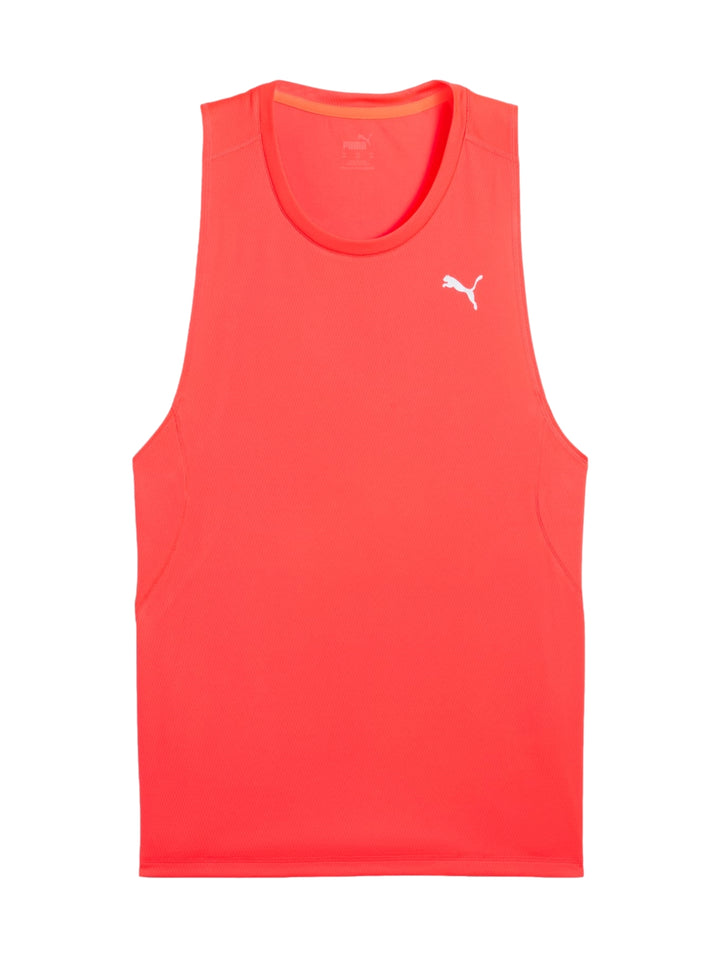 Hombre vistiendo una camiseta deportiva sin mangas PUMA en color rojo brillante sobre fondo blanco.