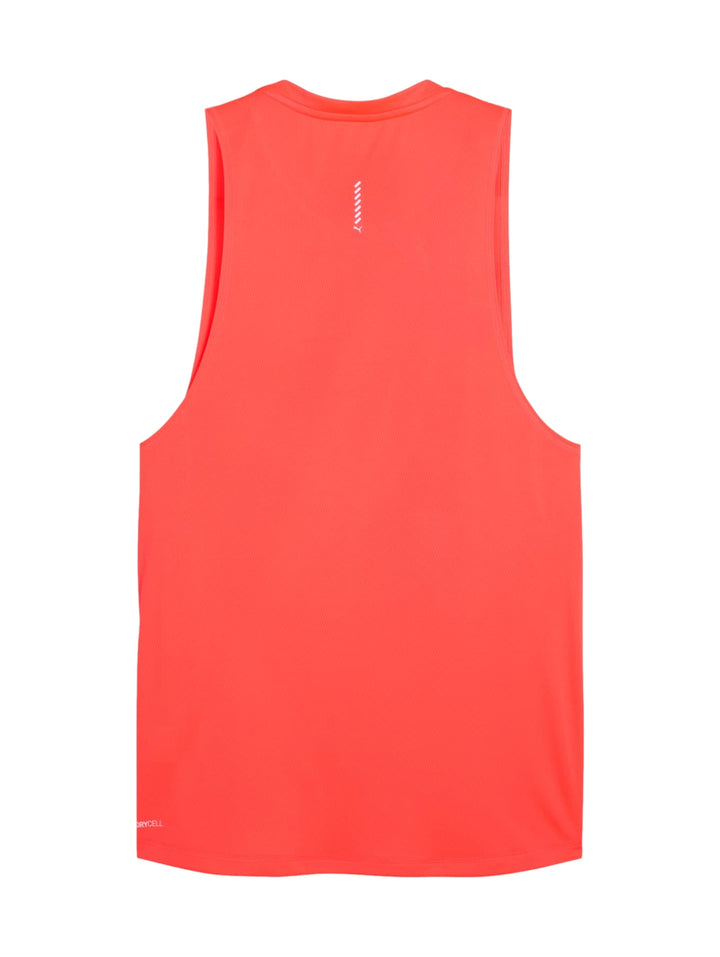 Hombre vistiendo una camiseta deportiva sin mangas PUMA en color rojo brillante sobre fondo blanco.