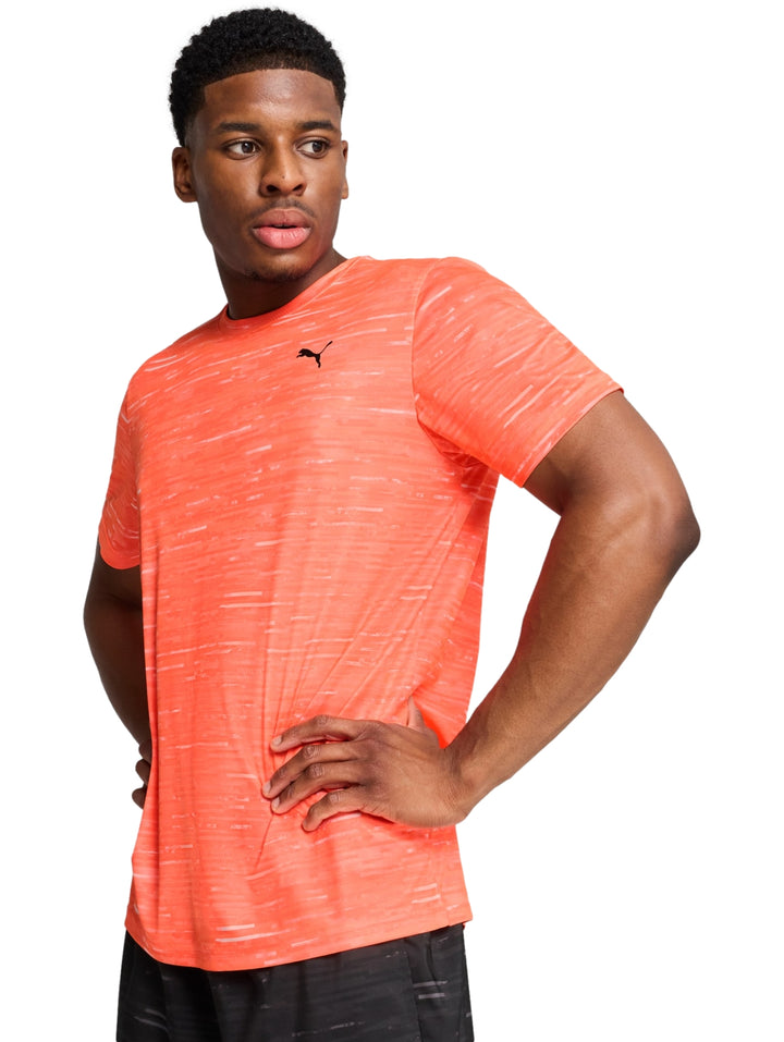 Hombre vistiendo una playera deportiva PUMA de color rojo brillante con cuello redondo y manga corta.