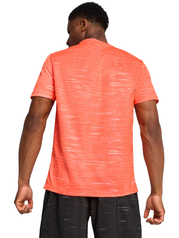 Hombre vistiendo una playera deportiva PUMA de color rojo brillante con cuello redondo y manga corta.