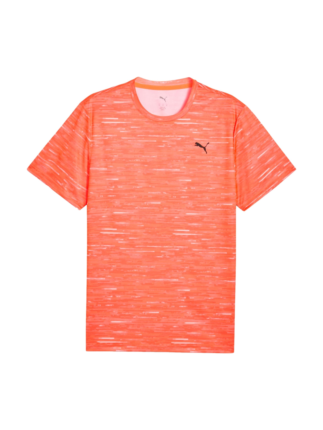 Hombre vistiendo una playera deportiva PUMA de color rojo brillante con cuello redondo y manga corta.