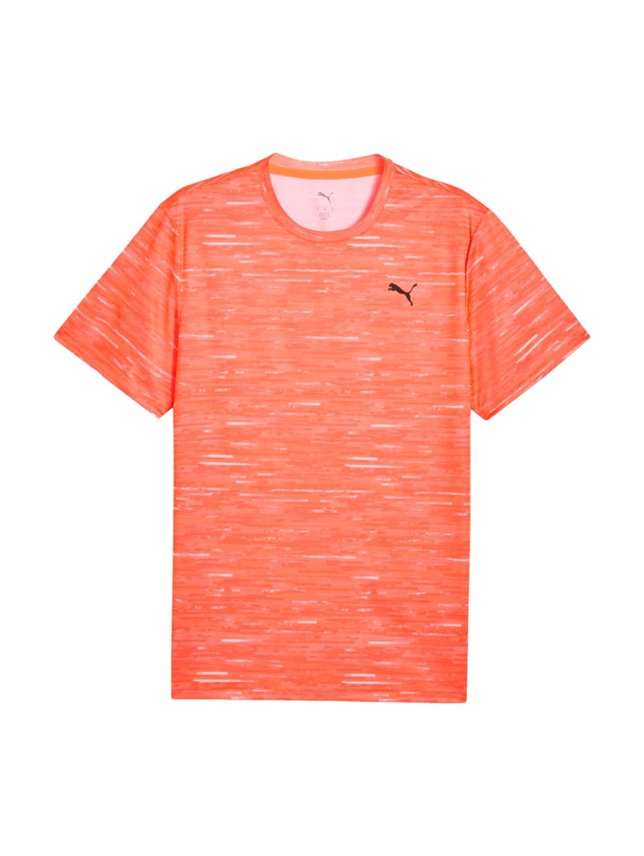 Hombre vistiendo una playera deportiva PUMA de color rojo brillante con cuello redondo y manga corta.