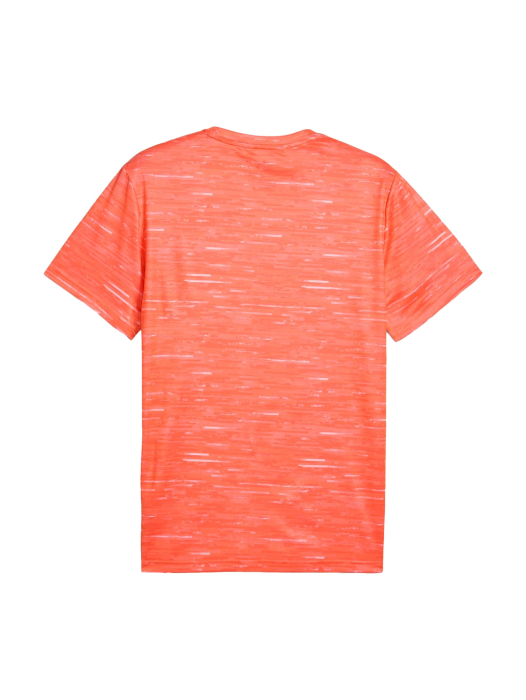 Hombre vistiendo una playera deportiva PUMA de color rojo brillante con cuello redondo y manga corta.