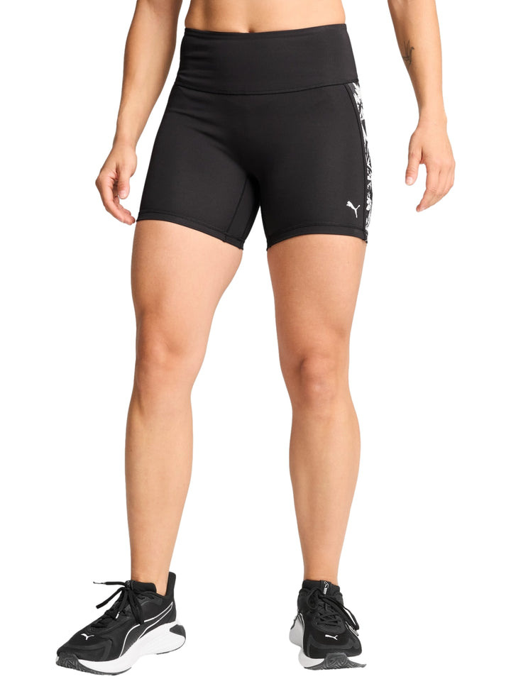 Shorts deportivos ajustados color negro con estampado blanco lateral y cintura alta de la marca Puma.