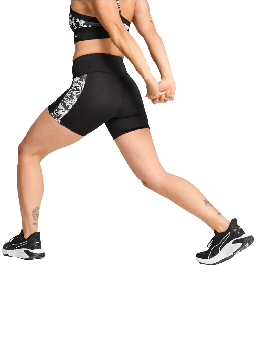 Shorts deportivos ajustados color negro con estampado blanco lateral y cintura alta de la marca Puma.