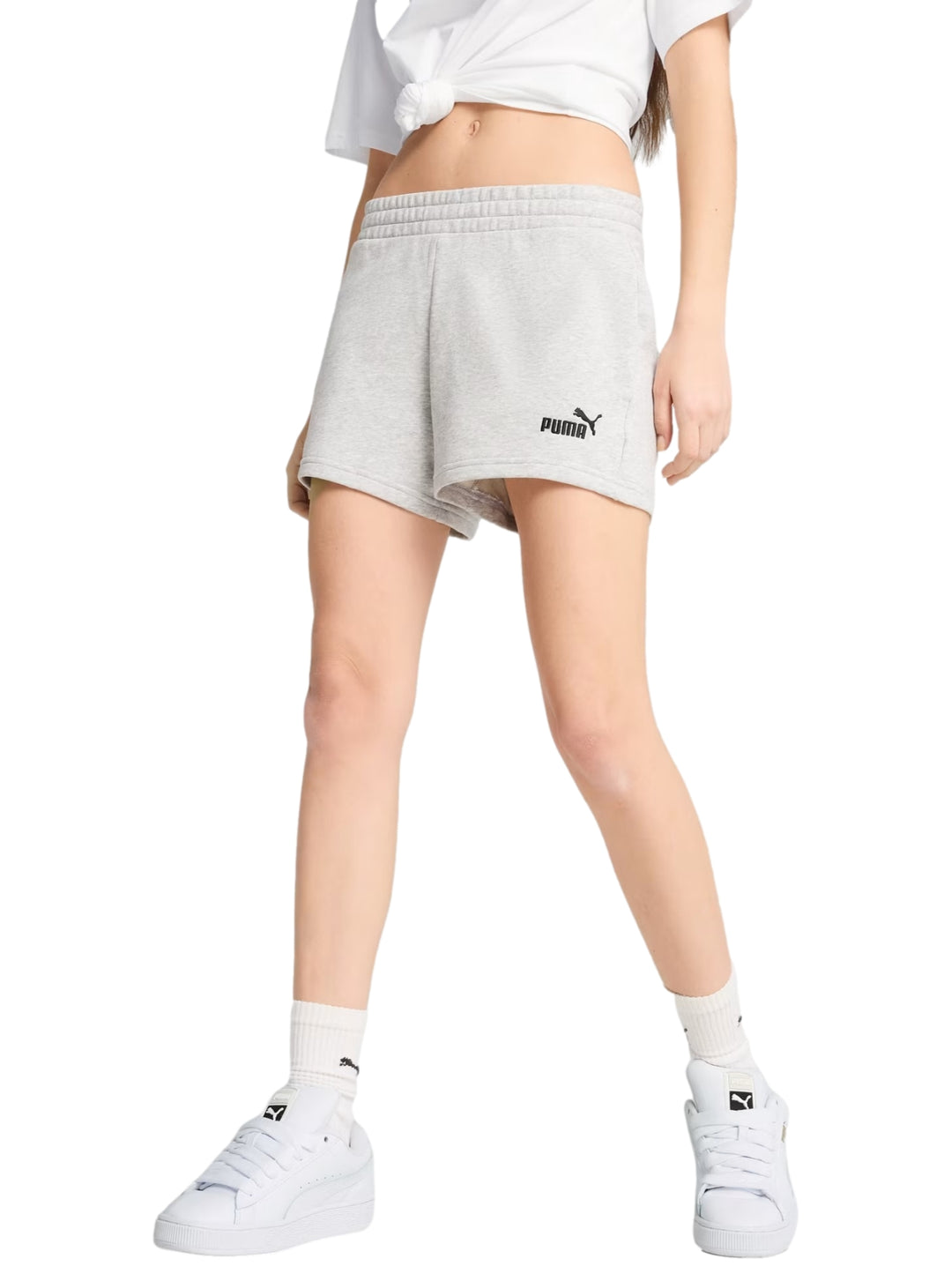 Shorts deportivos PUMA color gris claro con logotipo negro en la pierna izquierda.