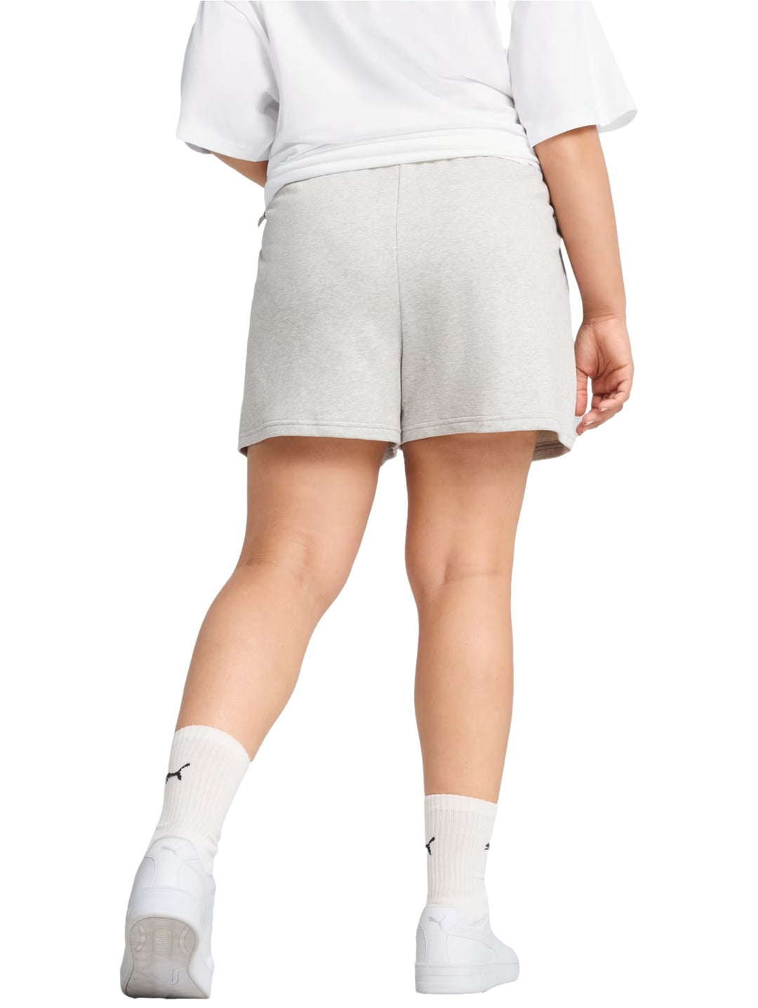 Shorts deportivos PUMA color gris claro con logotipo negro en la pierna izquierda.