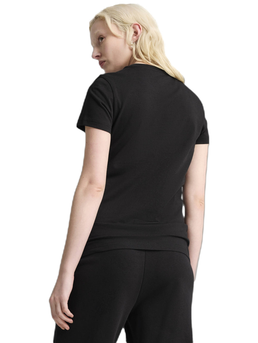 Camiseta deportiva negra de manga corta con logo de PUMA en color plata metálico.