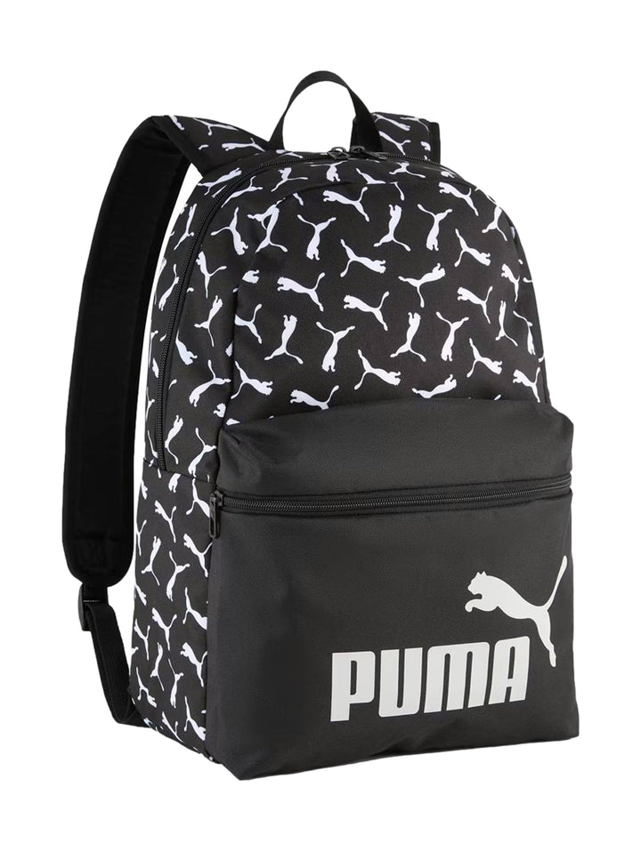 Mochila Puma color negro con estampado de logotipos blancos y bolsillo frontal.