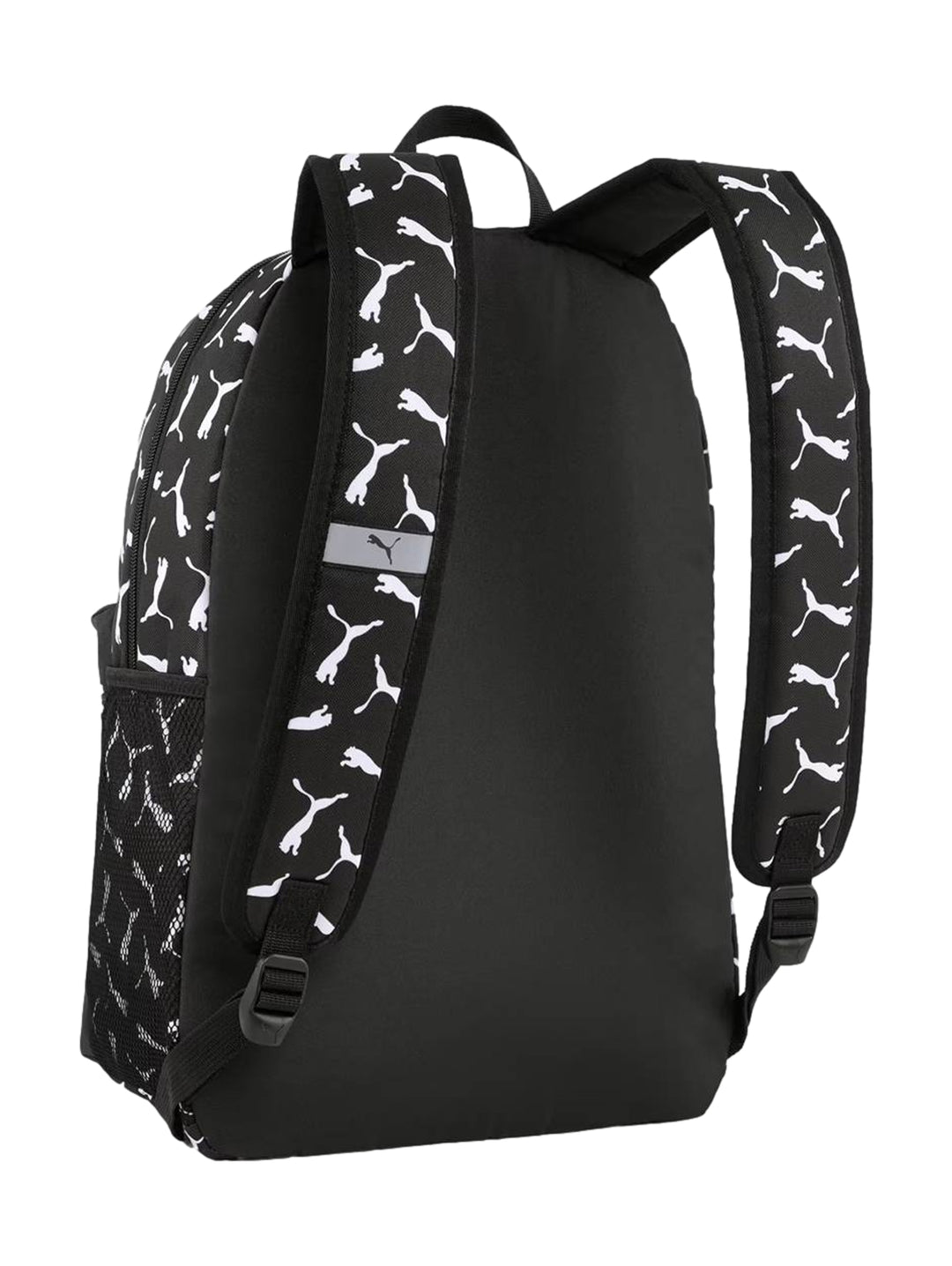 Mochila Puma color negro con estampado de logotipos blancos y bolsillo frontal.