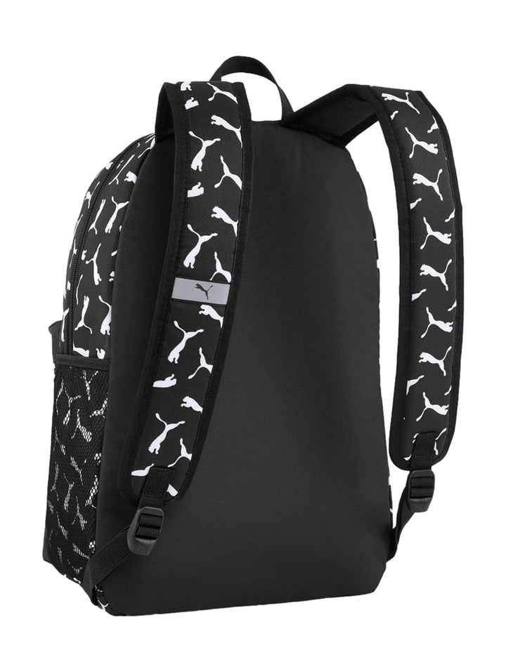 Mochila Puma color negro con estampado de logotipos blancos y bolsillo frontal.