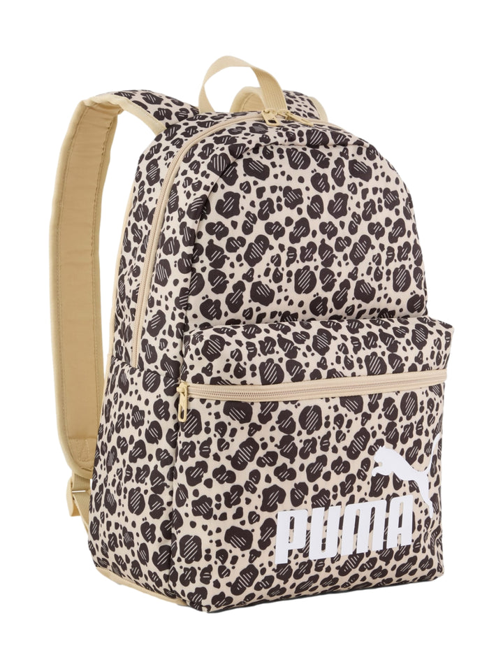 Mochila PUMA con estampado de leopardo en tonos beige y marrón y logotipo blanco frontal.