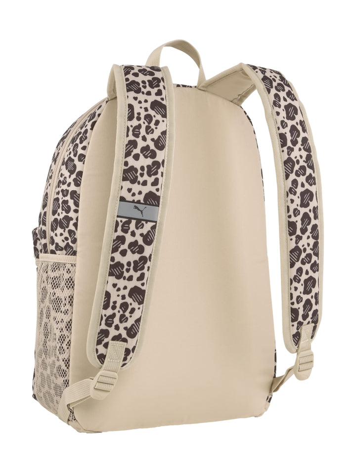 Mochila PUMA con estampado de leopardo en tonos beige y marrón y logotipo blanco frontal.