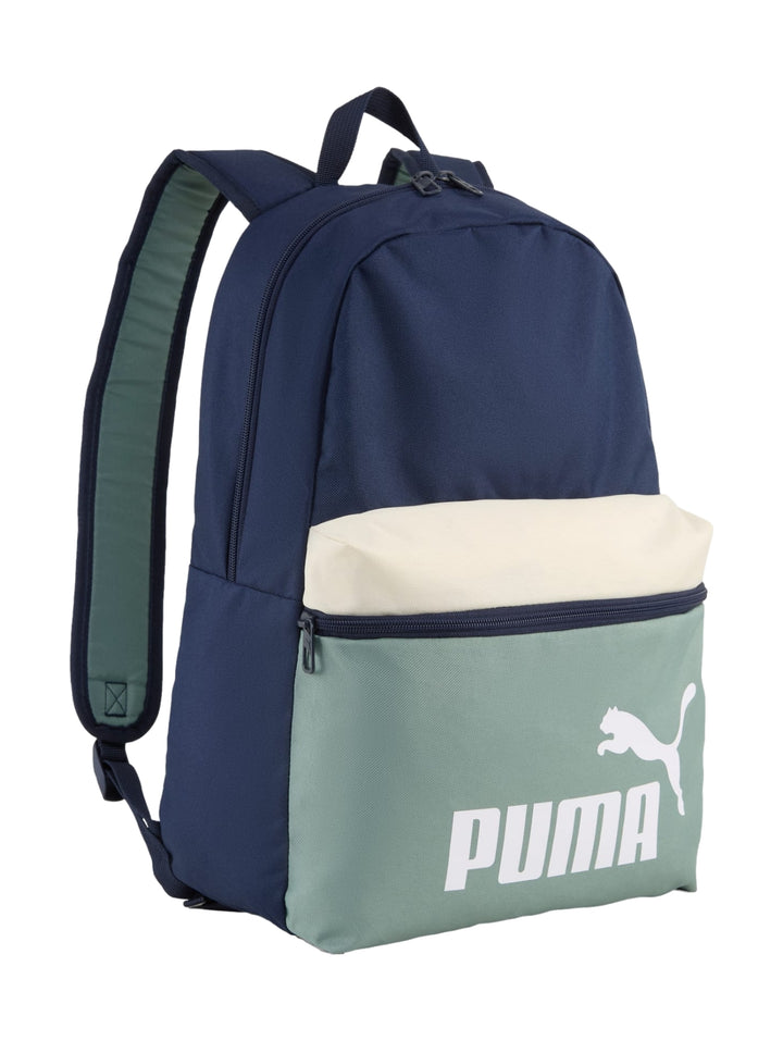 Mochila PUMA color block en azul marino, crema y verde azulado con logotipo blanco frontal.