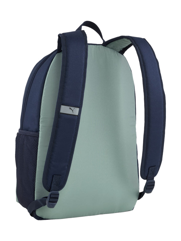 Mochila PUMA color block en azul marino, crema y verde azulado con logotipo blanco frontal.