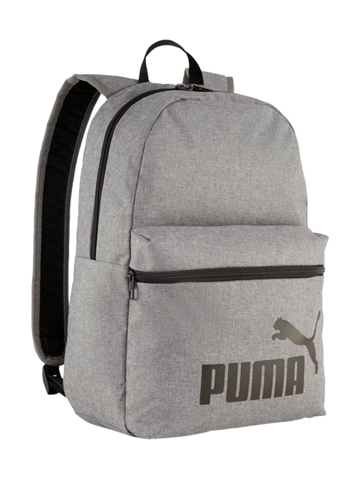 Mochila escolar PUMA en color gris jaspeado con logotipo negro y correas negras.