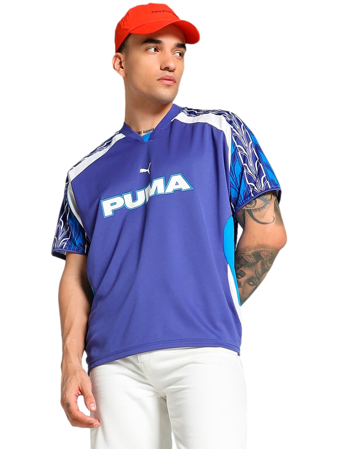 Jersey de fútbol PUMA color azul Lapis Lazuli con patrones blancos en las mangas.